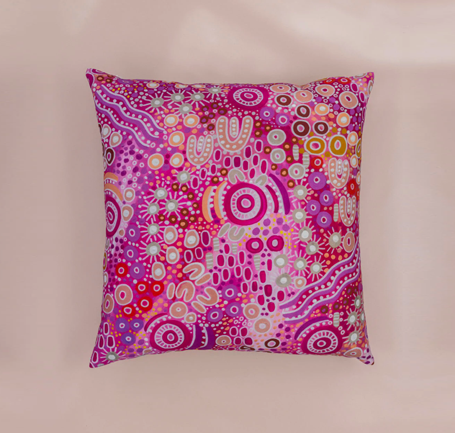 'Dubay Jagun' Women on Country cushion