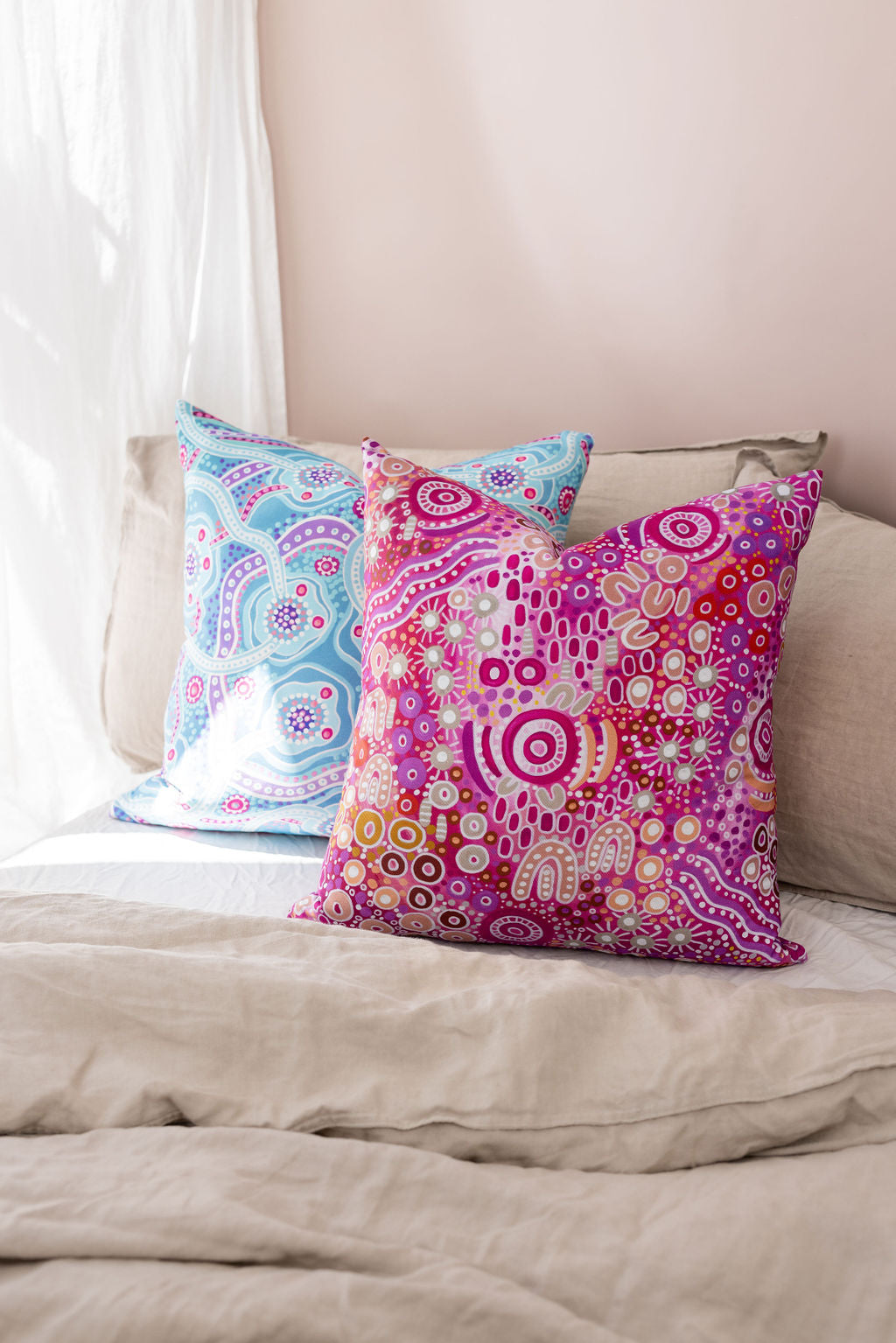 'Dubay Jagun' Women on Country cushion